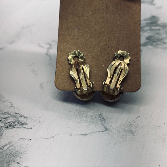 Gold Ribbed Earrings vintage clip on - Picture 7 of 8